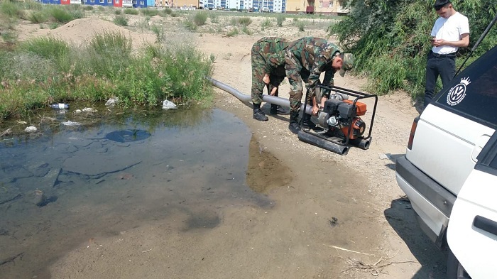 Дети устроили купания в канализационном колодце в Семее