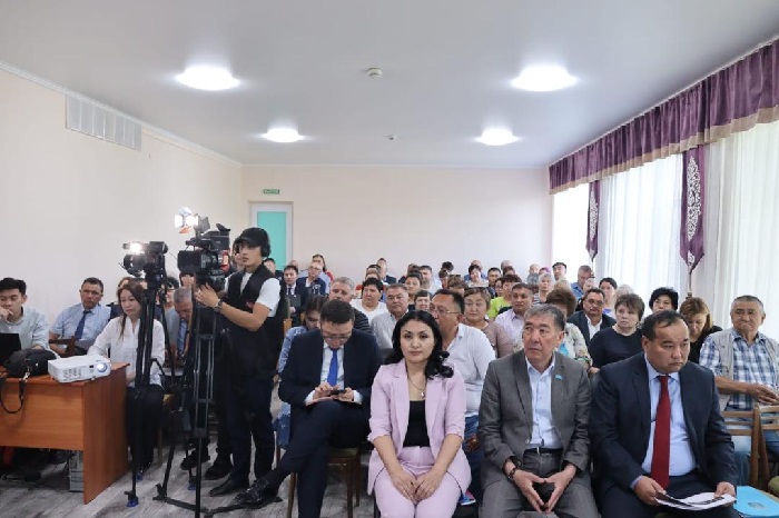 Аким города Семей Бакытжан Байахметов провел встречу с жителями поселка Шульбинск