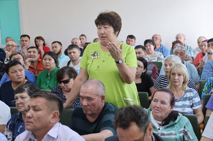 Аким города Семей Бакытжан Байахметов провел встречу с жителями поселка Шульбинск