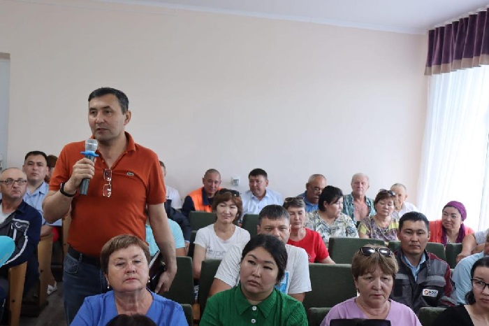 Аким города Семей Бакытжан Байахметов провел встречу с жителями поселка Шульбинск