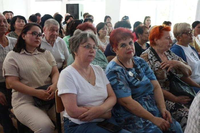 Аким города Семей Бакытжан Байахметов провел встречу с жителями 20, 35, 72, 343 кварталов