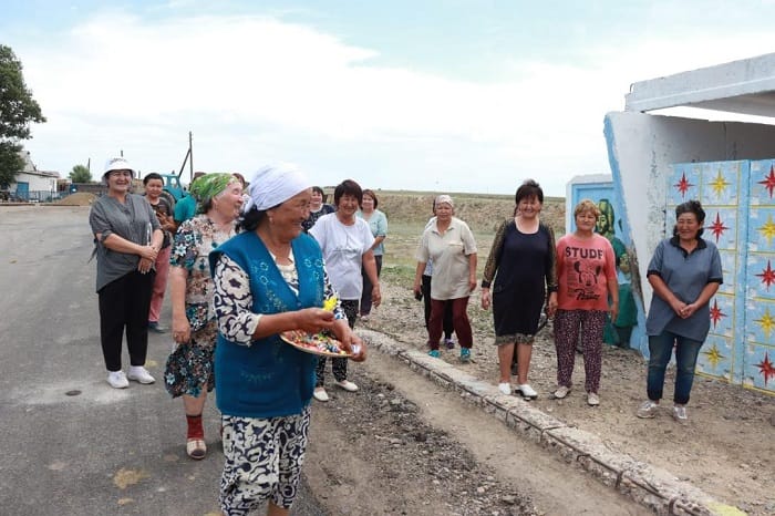 В Семее в сельских округах Мукур и Мурат завершился ремонт подъездных дорог