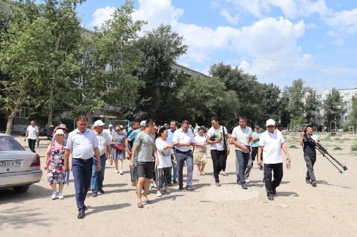 Аким города Семей Бакытжан Байахметов провел встречу с жителями поселка Юность