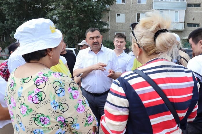 Аким города Семей Бакытжан Байахметов провел встречу с жителями поселка Юность