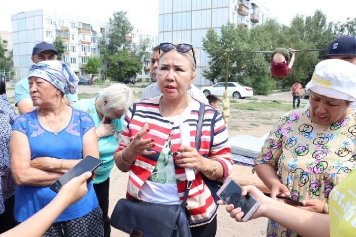 Аким города Семей Бакытжан Байахметов провел встречу с жителями поселка Юность