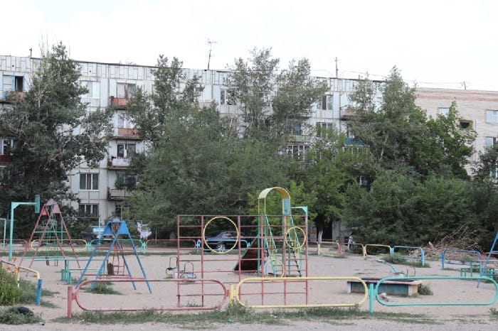 Аким города Семей Бакытжан Байахметов провел встречу с жителями поселка Юность
