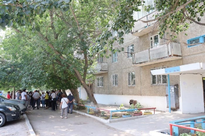 Аким города Семей Бакытжан Байахметов провел встречу с жителями поселка Юность