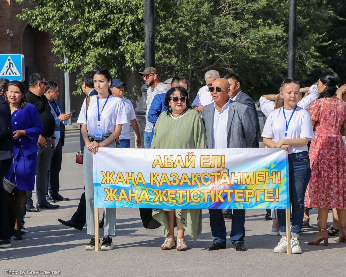 В Семее возложили цветы к памятнику Абая