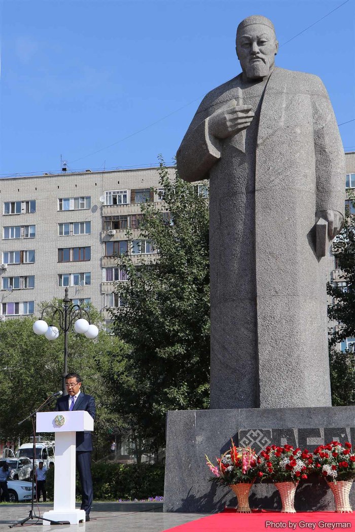 В Семее возложили цветы к памятнику Абая