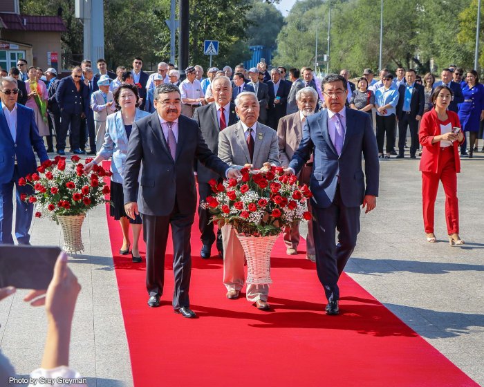 В Семее возложили цветы к памятнику Абая