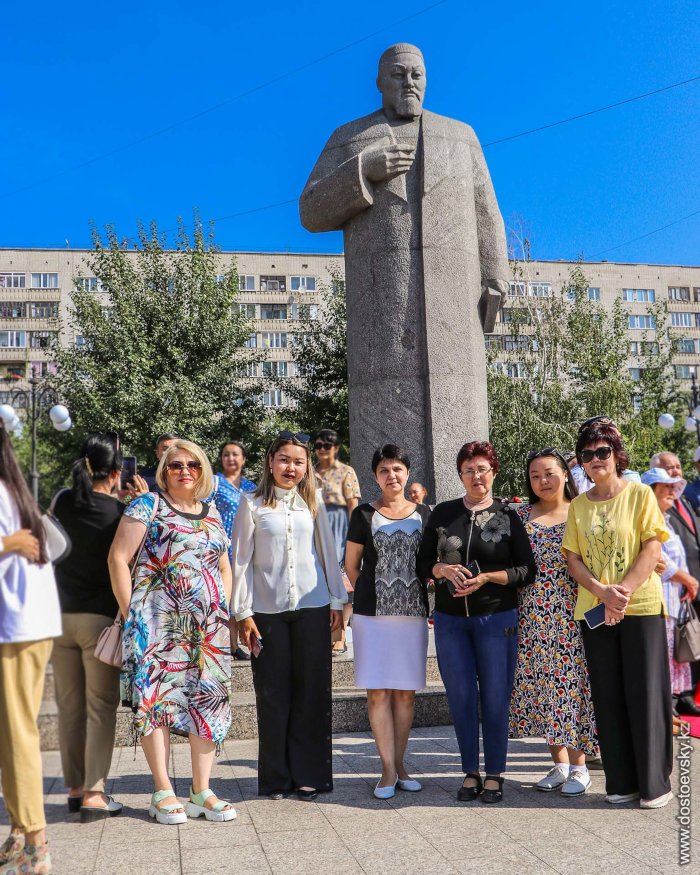 В Семее возложили цветы к памятнику Абая 