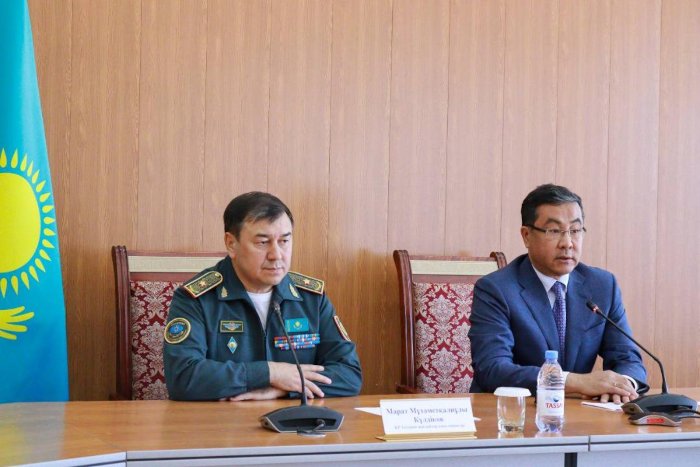 Аким Абайской области вручил орден родственникам Айдоса Тогузбаева, трагически погибшего при тушении степного пожара