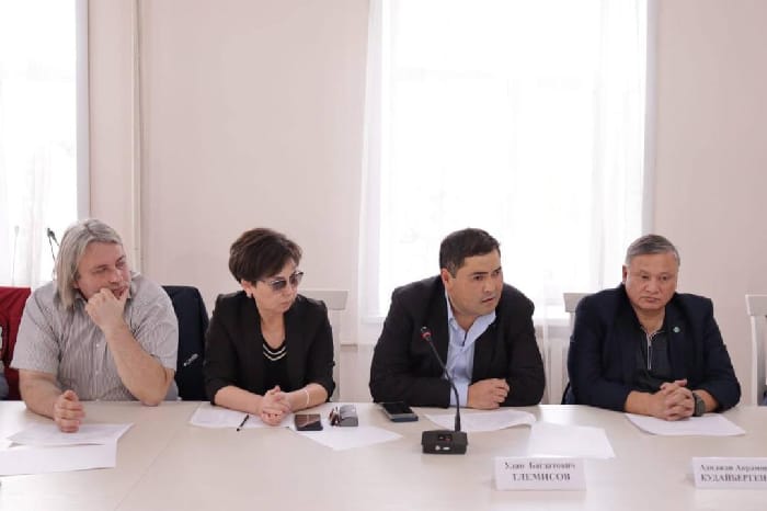 Аким Семея провёл встречу с членами Общественного совета