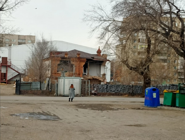 Старинный особняк 1844 года постройки вновь разрушают в Семее