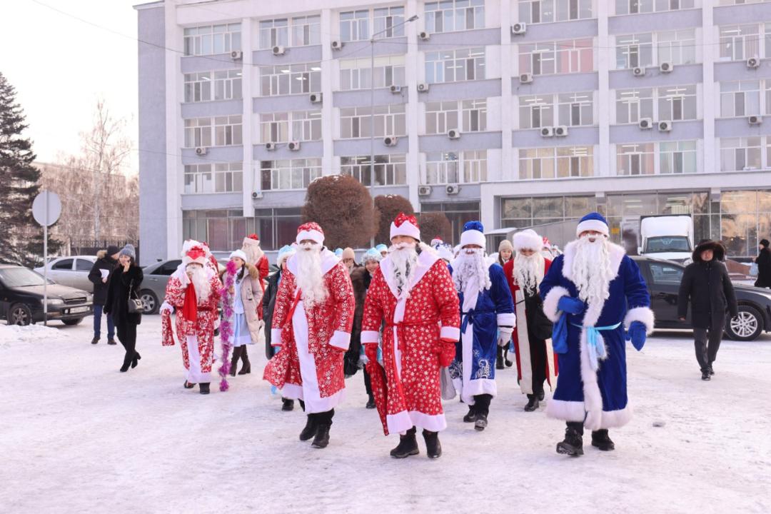 Новогодние подарки для детей вручили в акимате Семея