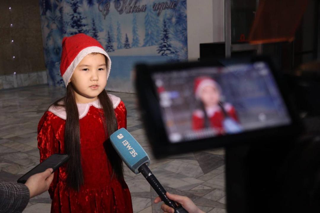 250 детей посетили новогоднюю елку акима города Семей