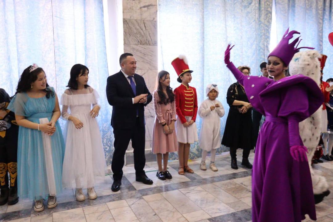 250 детей посетили новогоднюю елку акима города Семей