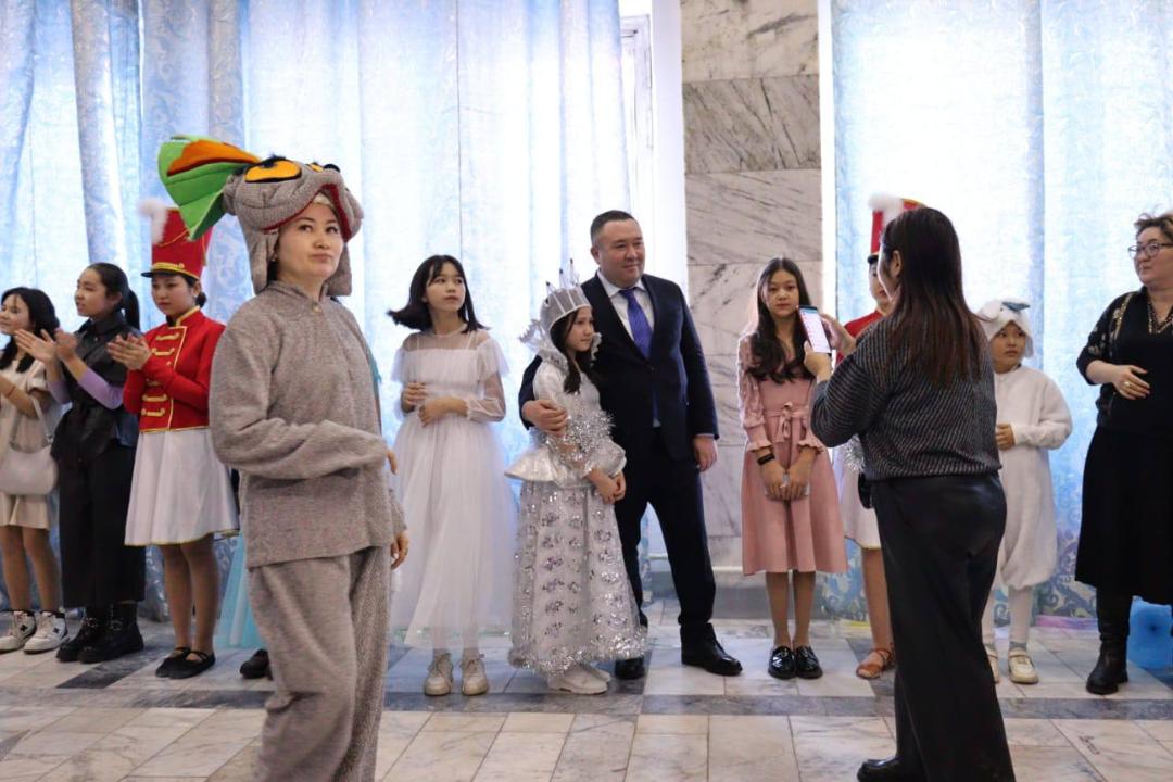 250 детей посетили новогоднюю елку акима города Семей