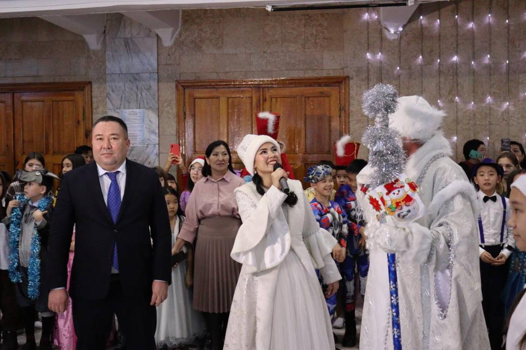 250 детей посетили новогоднюю елку акима города Семей
