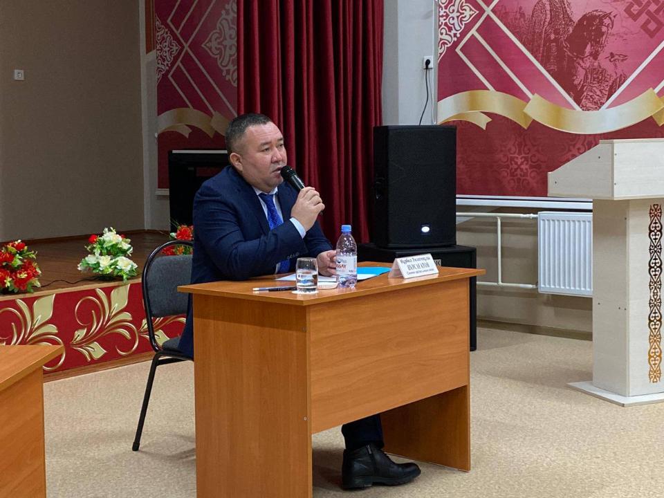 Аким Семея Нурбол Нурсагатов провел встречу с жителями поселка Степной