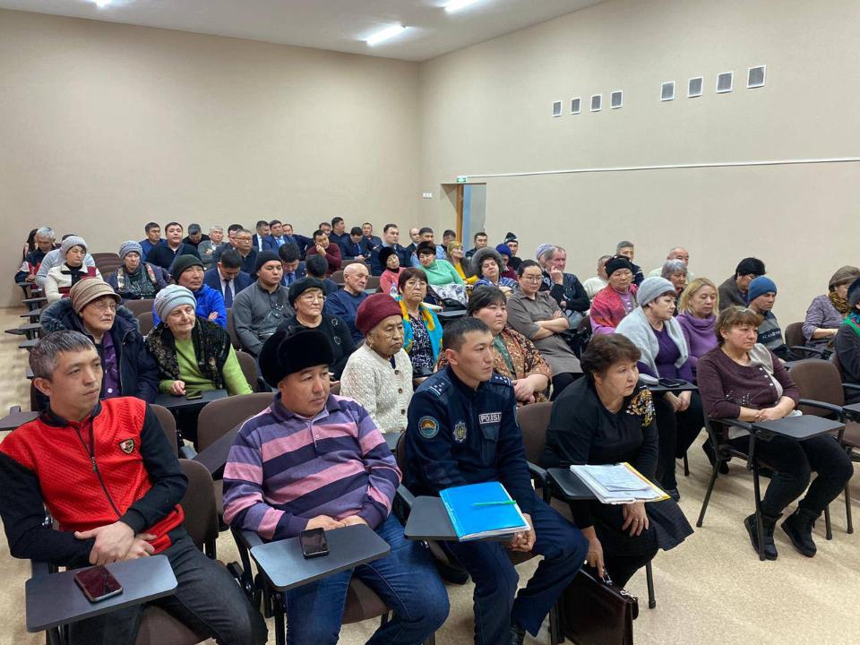 Аким Семея Нурбол Нурсагатов провел встречу с жителями поселка Степной