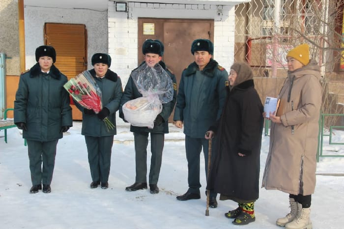 Военнослужащие Семея посетили мать воина-афганца