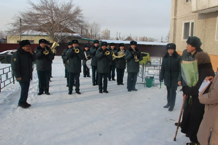 Военнослужащие Семея посетили мать воина-афганца
