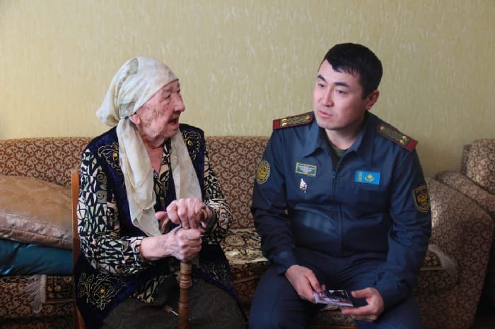 Военнослужащие Семея посетили мать воина-афганца