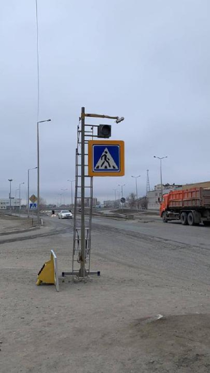 В городе Семей ведутся работы по установке пешеходных дорожных знаков «Коргау»