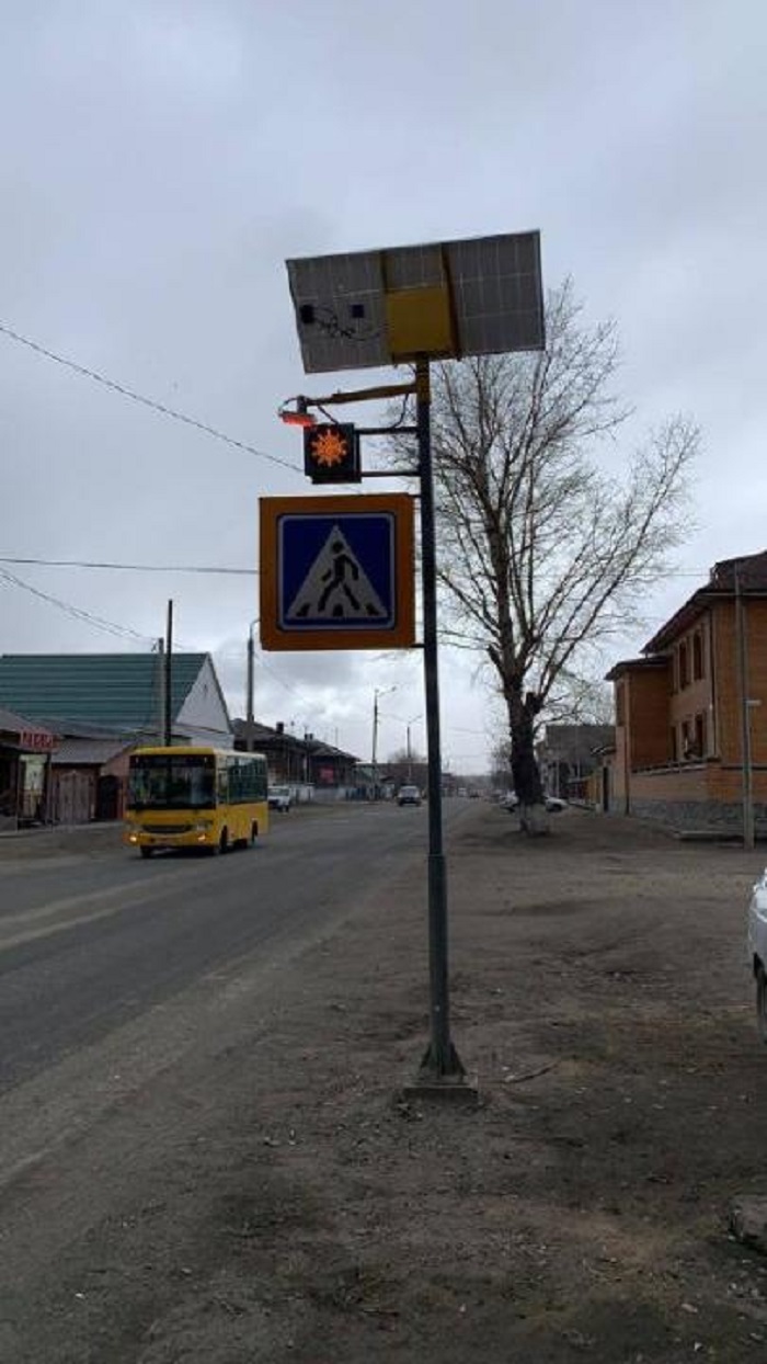 В городе Семей ведутся работы по установке пешеходных дорожных знаков «Коргау»