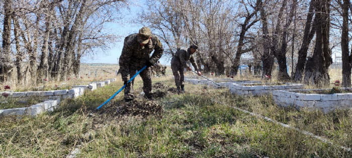 Братские могилы под присмотром военнослужащих регионального командования «Восток» 
