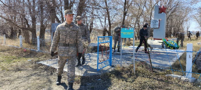 Братские могилы под присмотром военнослужащих регионального командования «Восток» 