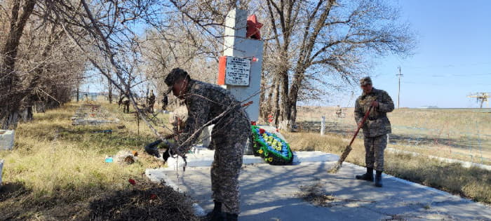 Братские могилы под присмотром военнослужащих регионального командования «Восток» 