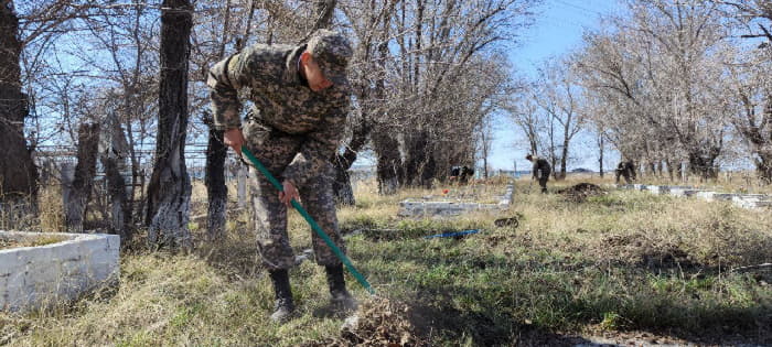 Братские могилы под присмотром военнослужащих регионального командования «Восток» 