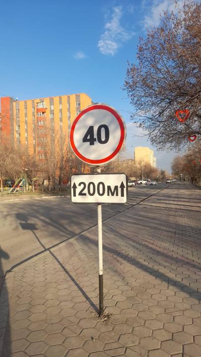 В Семее ведутся работы по установке новых дорожных знаков