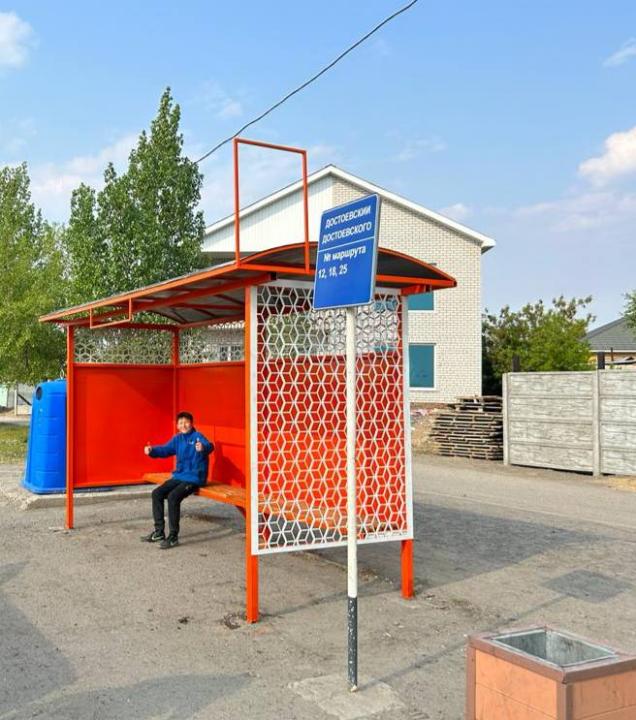 В Семее ведутся работы по установке новых металлических остановочных павильонов 