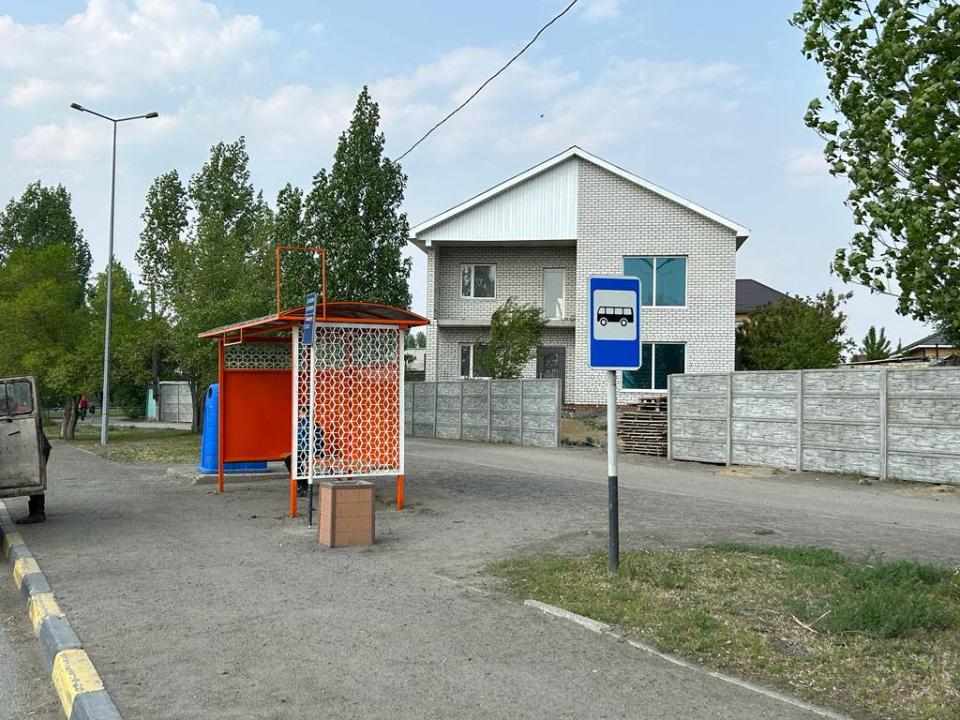 В Семее ведутся работы по установке новых металлических остановочных павильонов 
