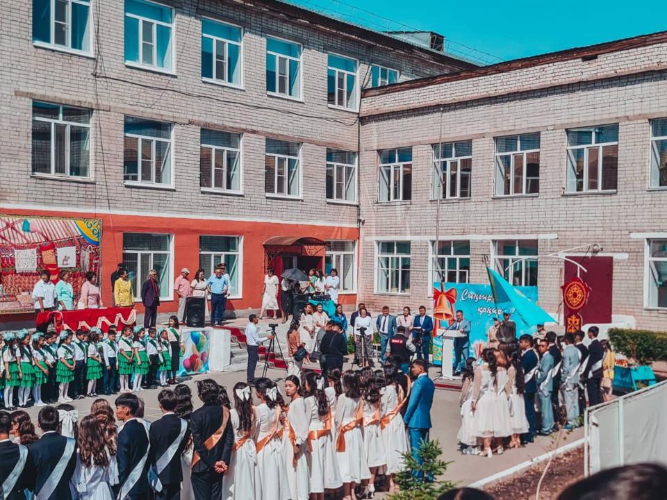 В школах Семея прозвенел последний звонок