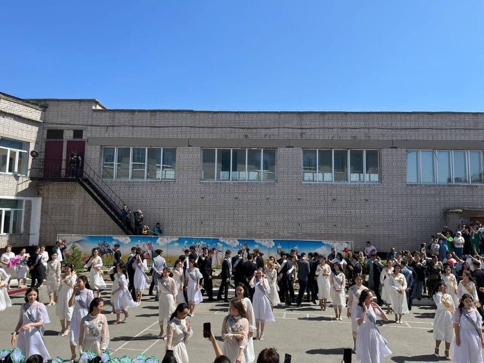 В школах Семея прозвенел последний звонок