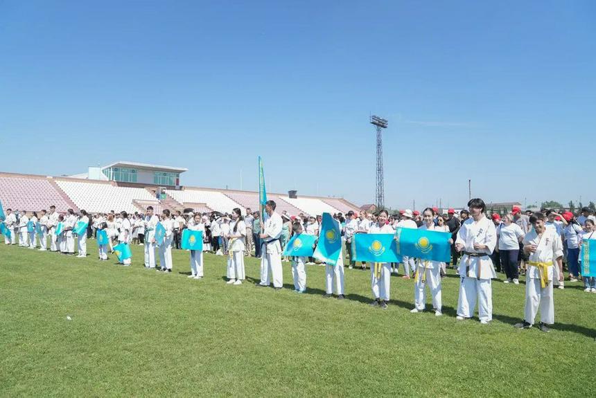 Более тысячи человек исполнили гимн в Семее