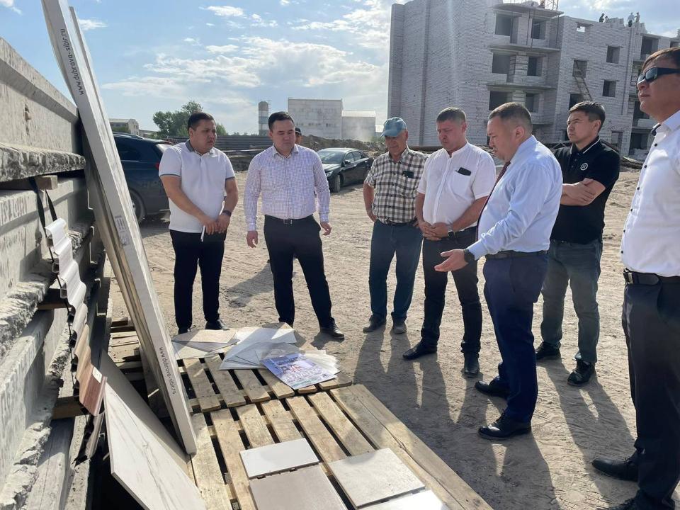 Аким города Нурбол Нурсагатов проверил качество строительства домов в микрорайоне Карагайлы