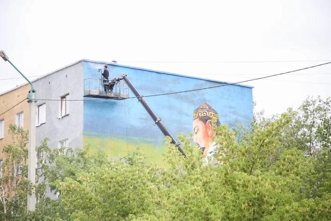 В Семее начали наносить муралы на фасады зданий