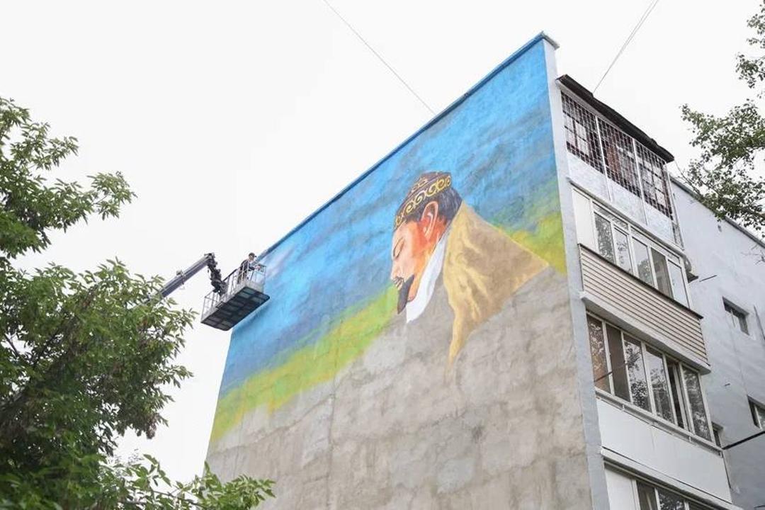 В Семее начали наносить муралы на фасады зданий