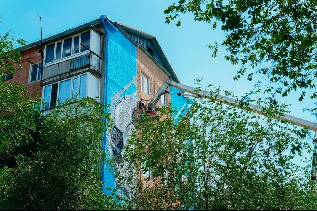 Нарисован новый мурал с эмблемой футбольного клуба «Елимай»