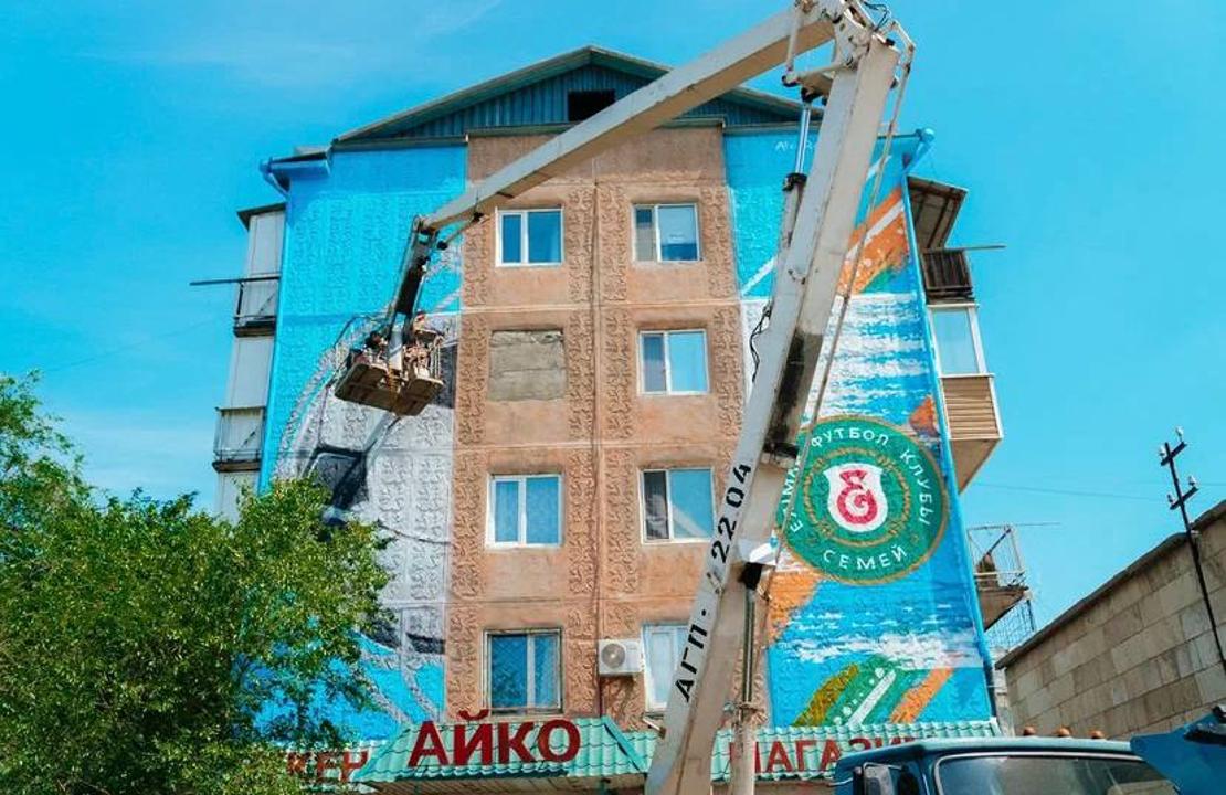 Нарисован новый мурал с эмблемой футбольного клуба «Елимай»
