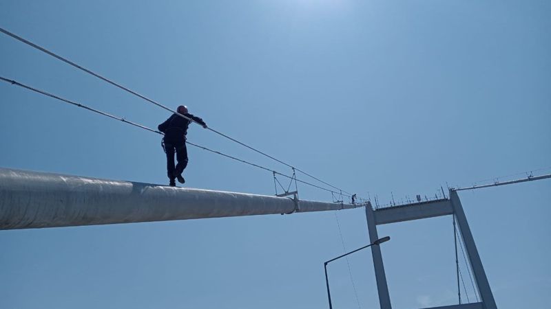 Пьяного мужчину сняли спасатели с подвесного моста в Семее
