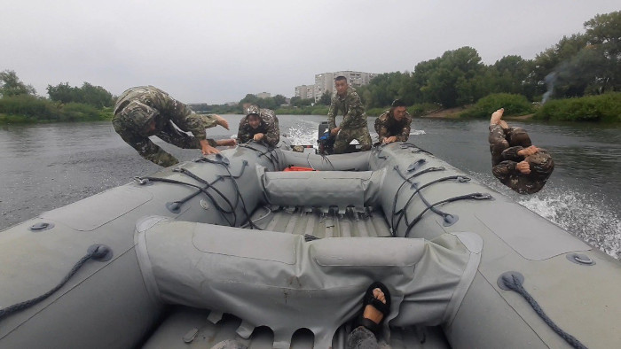 Разведчики Абайского гарнизона провели занятия на воде 