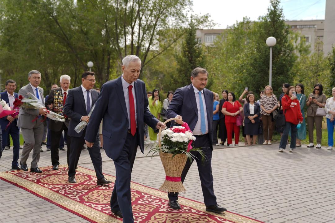 Семей с рабочей поездкой прибыл министр науки и высшего образования РК Саясат Нурбек