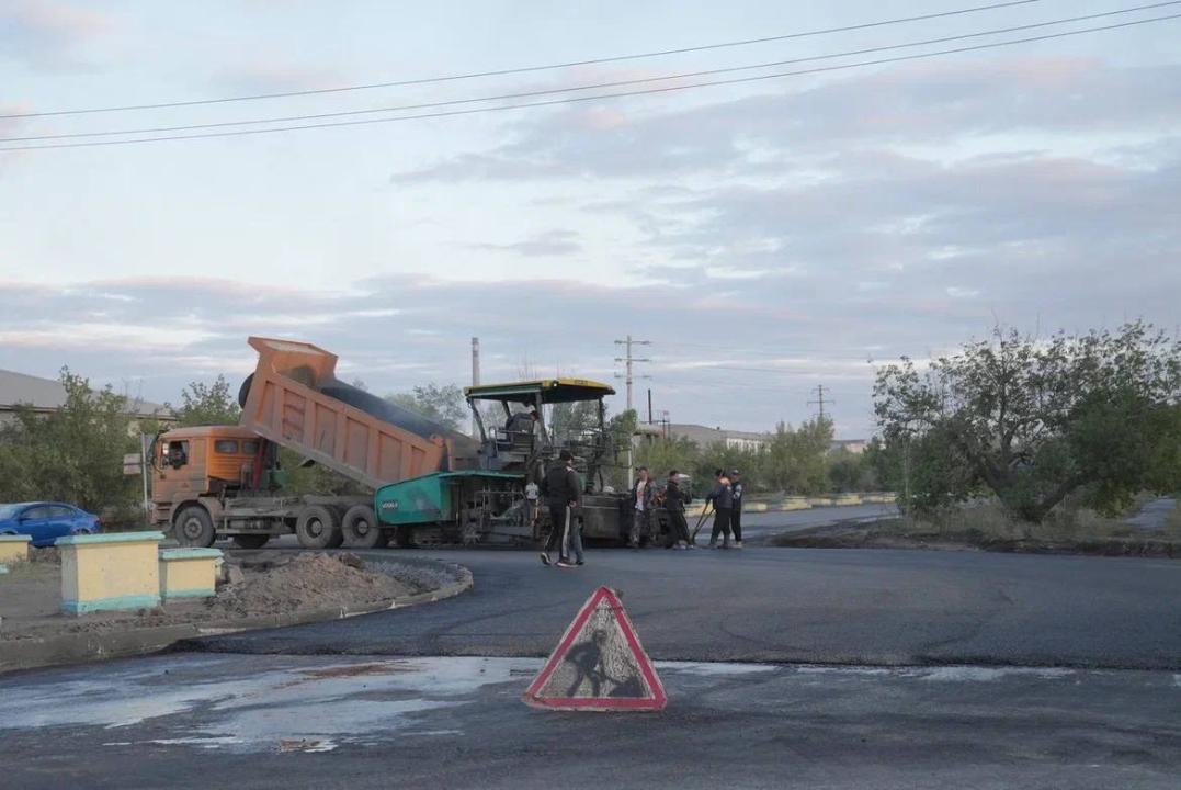 В Семее по улице Би Боранбая продолжаются работы по асфальтированию