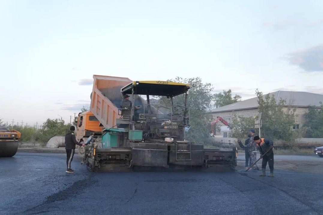 В Семее по улице Би Боранбая продолжаются работы по асфальтированию